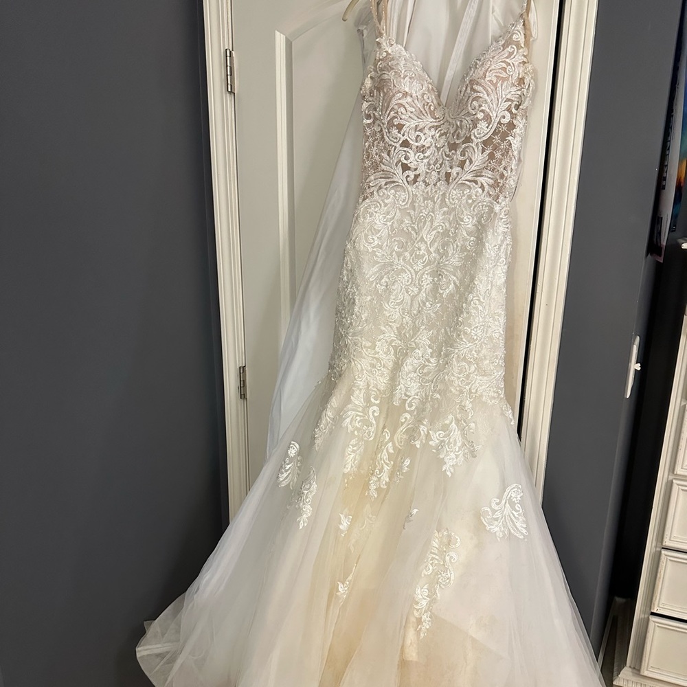Lace Bodice Wedding Dress. Mermaid Style Bottom. Size 6, fits like a 4